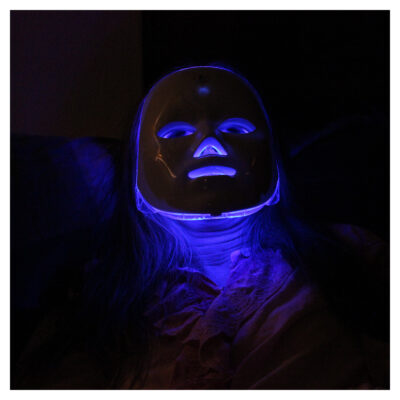 Woman wearing her Luxury Rose Gold PRO LED Face Mask in Blue Light mode. LED Luxury Rose Gold Skin Therapy Face Mask suits all skin types by selecting the light mode to suit your skin concerns. The blue light helps clearing blemishes by reducing bacteria within the skin and reducing excess sebum activity, depleting the oily shine on the skin, corrects and balances, allowing the skin to have less inflammation caused from bacteria.